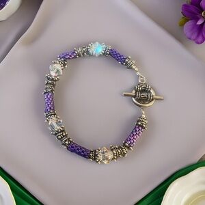 Gorgeous Silver-tone bead bracelet 7.5” iridescent beads. Good condition!